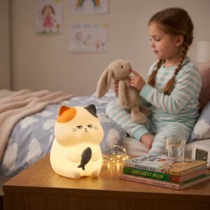 Veilleuse chat kawaii en silicone souple tenant un poisson Gribouille allumée - Rituel Dodo