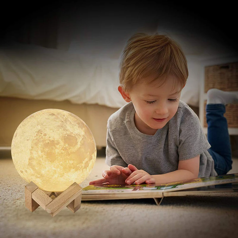 Séléné - La Veilleuse Lune 3D Enchantée sur Socle de Bois – Image 2