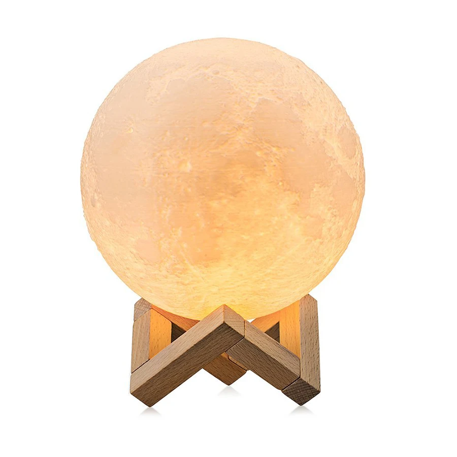 Veilleuse lune 3D réaliste Séléné allumée sur son socle en bois - Rituel Dodo.