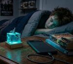 Veilleuse cube résine 3D baleine bleue et plongeur sur socle bois lumineux - Rituel Dodo.