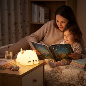 Veilleuse chat blanc endormi en silicone souple Minou-Repos allumée lumière chaude - Rituel Dodo.