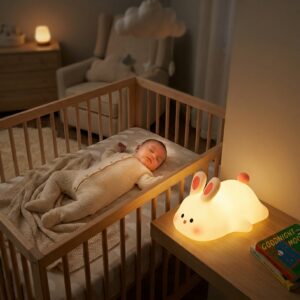 Veilleuse lapin allongé blanc et orange en silicone souple Lapinou-Cocon allumée - Rituel Dodo