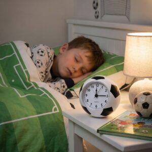 Réveil enfant en forme de ballon de foot noir et blanc silencieux - Rituel Dodo.