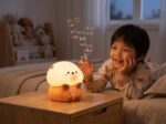 veilleuse loutre en silicone souple Otti qui souffle des bulles avec enfant lit rituel dodo