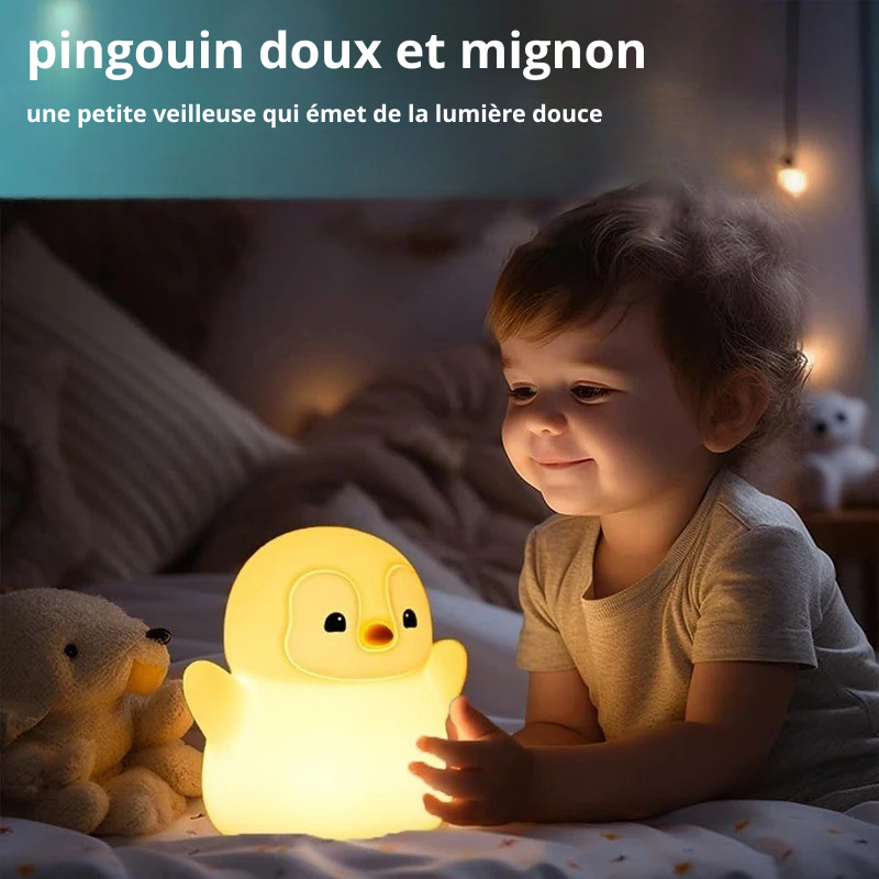Veilleuse pingouin blanc et jaune en silicone souple Pingo-Doux lumineuse sur un lit - Rituel Dodo.