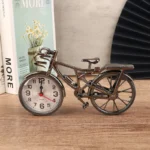 Réveil vintage en forme de vélo de course bronze brossé sur table bois - Rituel Dodo.
