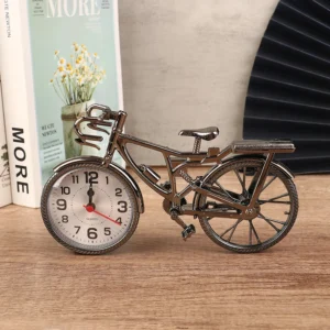 Réveil vintage en forme de vélo de course bronze brossé sur table bois - Rituel Dodo.