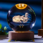 Boule de cristal 3D avec gravure laser d'un bébé endormi dans la main protectrice de Dieu sur socle en bois LED