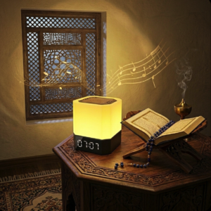 Veilleuse Coranique cube lumineuse sur table en bois avec Coran ouvert, chapelet bleu et encensoir dans une ambiance spirituelle